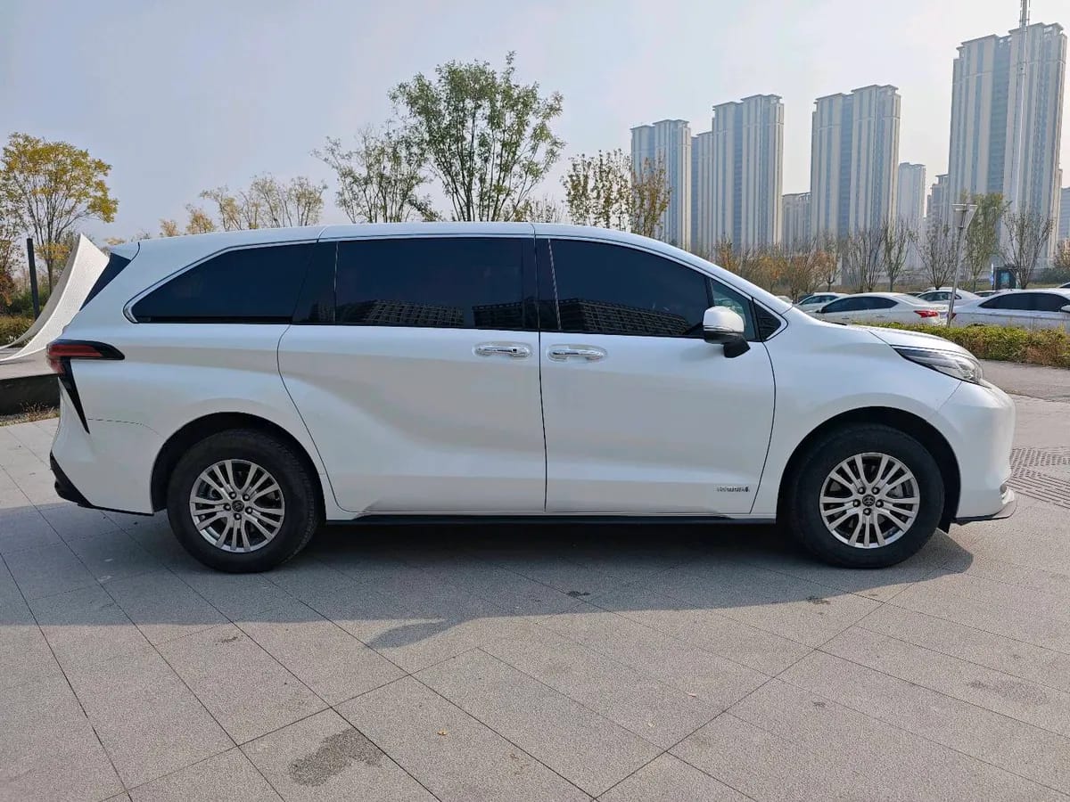 Toyota SIENNA 2023 2.5L 7