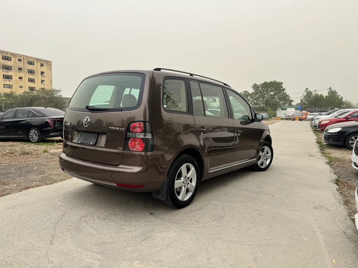 Volkswagen 2011 1.4T DSG 5 4