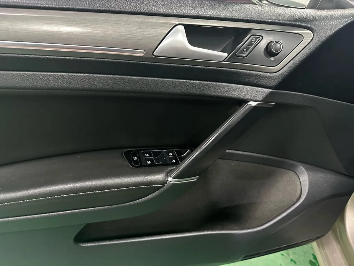Volkswagen 2016 230TSI 8