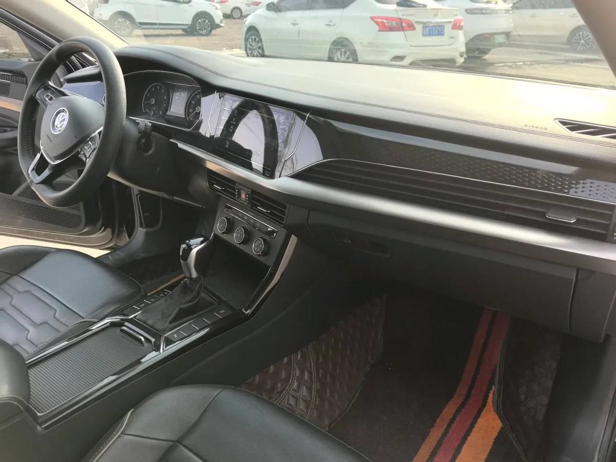 Volkswagen 2020 330TSI V 10