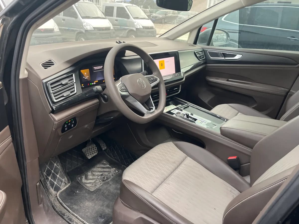 Volkswagen 2023 330TSI 3