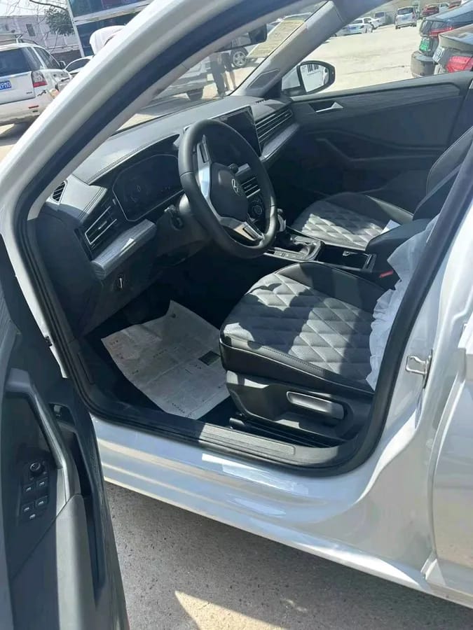 Volkswagen 2025 300TSI DSG 3