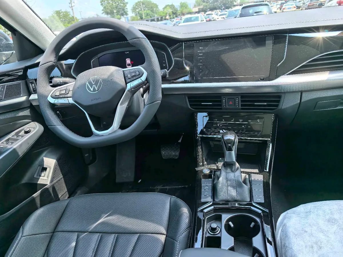 Volkswagen 2025 330TSI 3