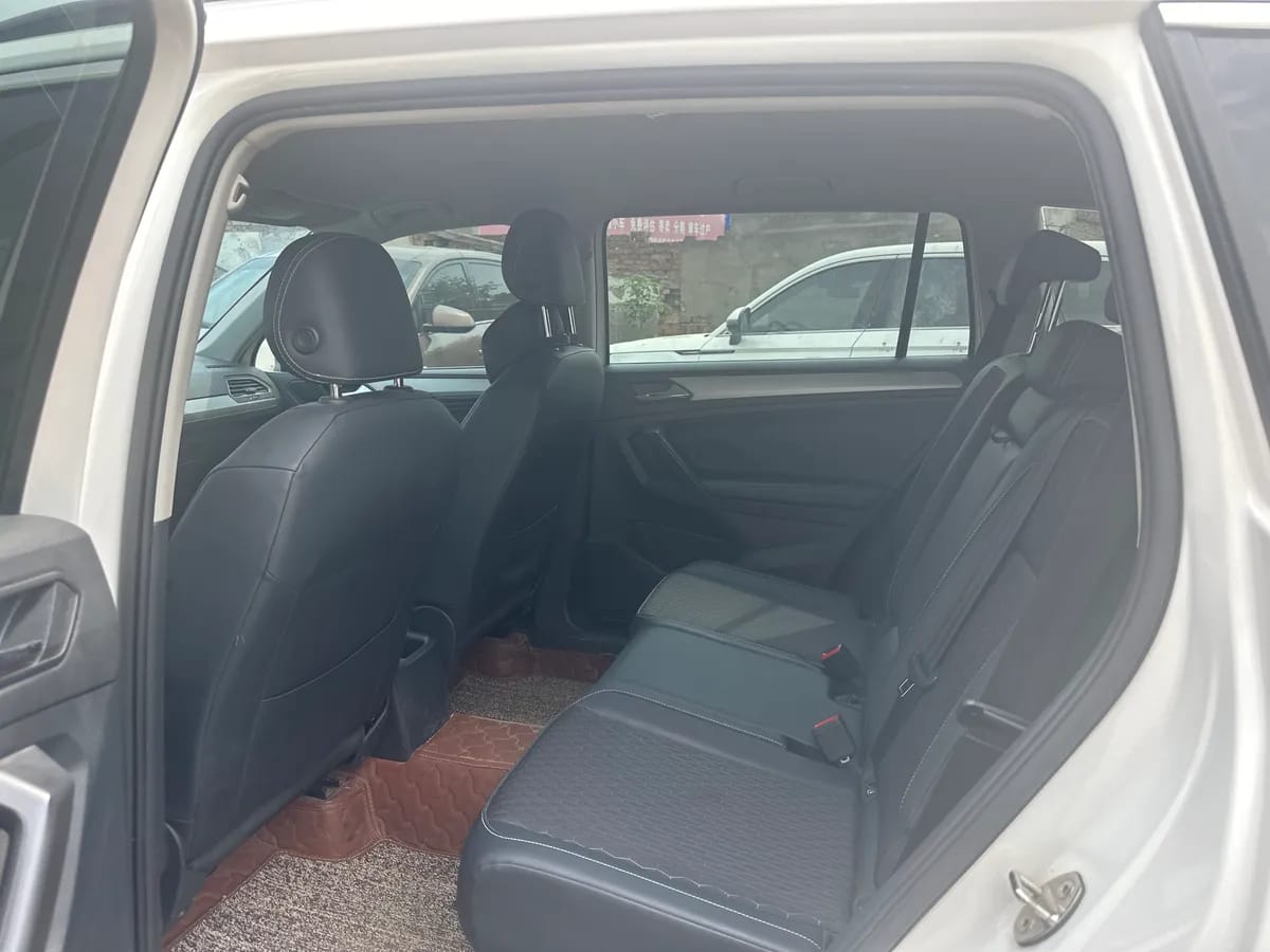 Volkswagen L 2018 330TSI 6