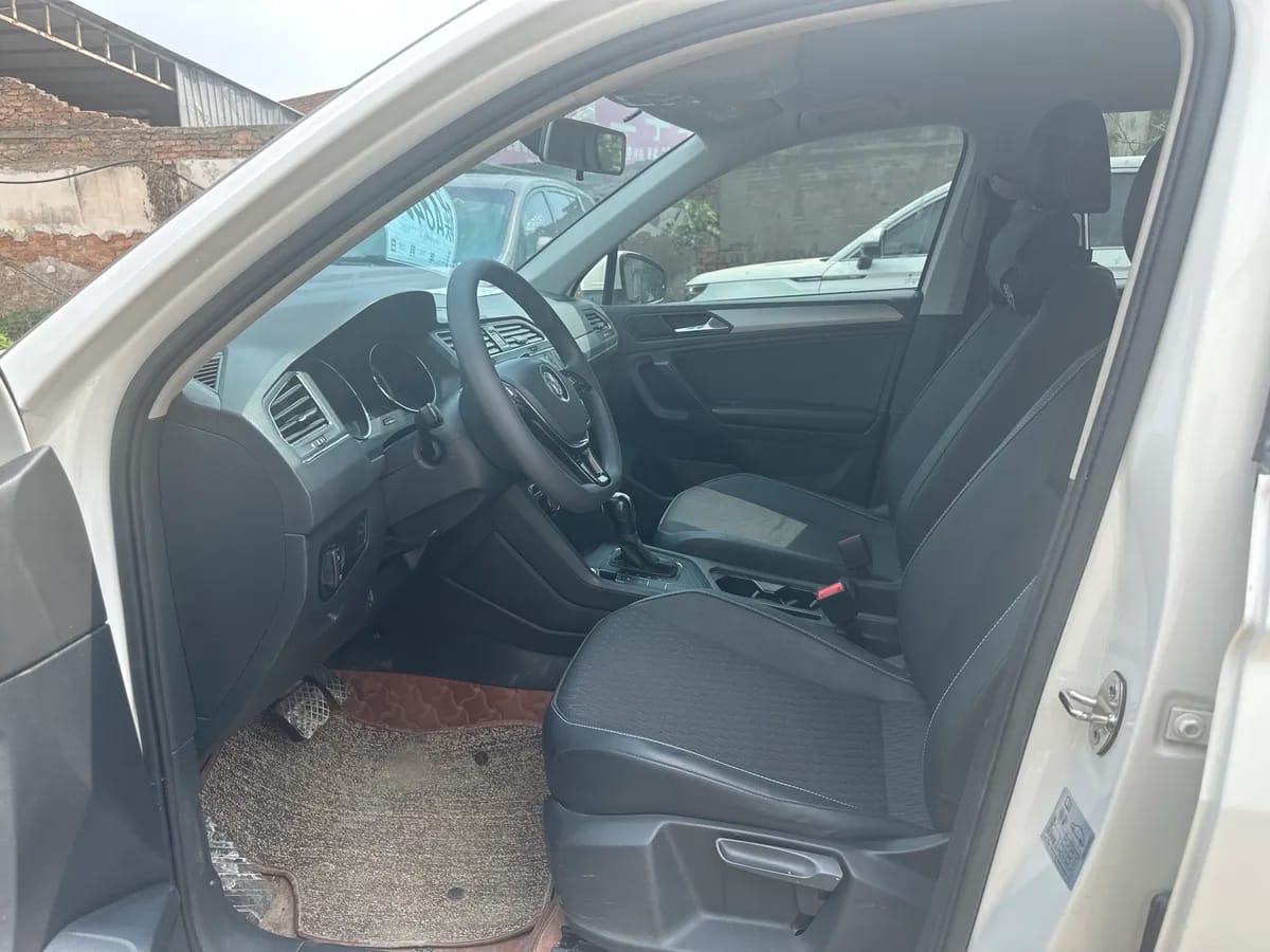 Volkswagen L 2018 330TSI 9