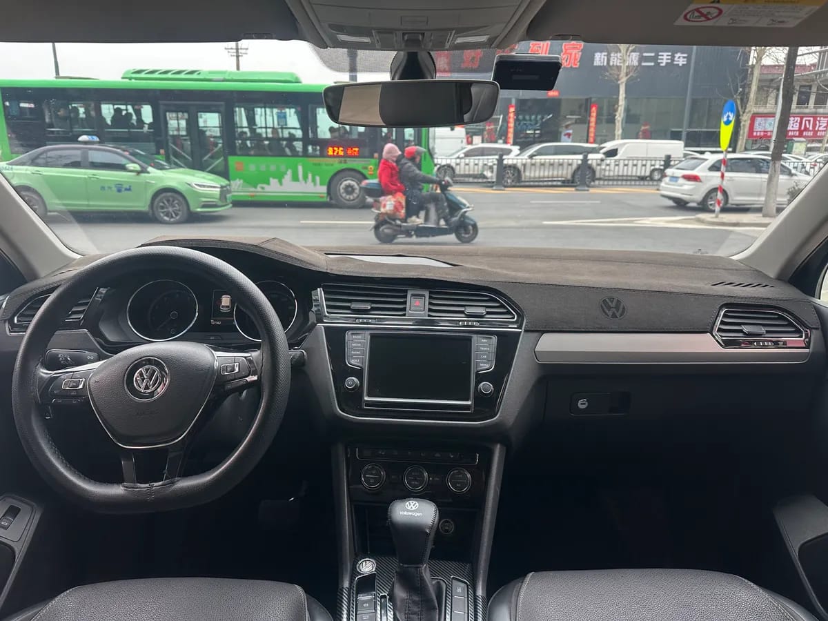 Volkswagen L 2018 380TSI 9