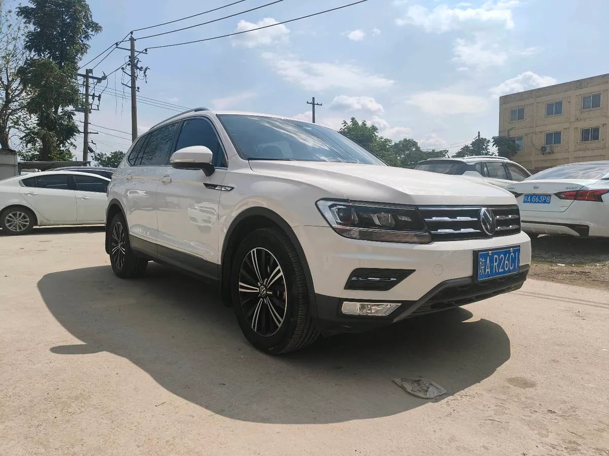 Volkswagen L 2021 330TSI 3