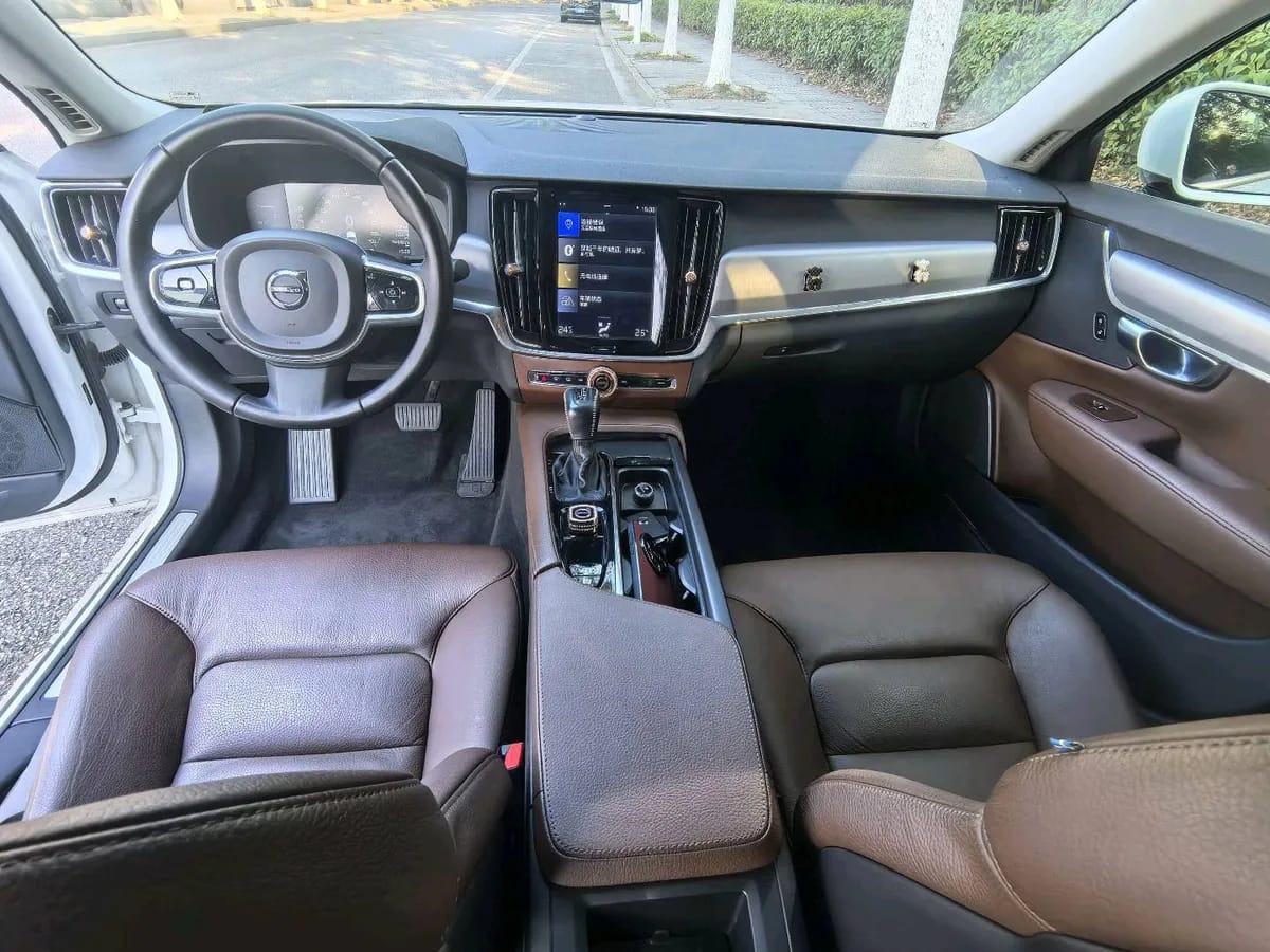 Volvo S90 2018 T4 9