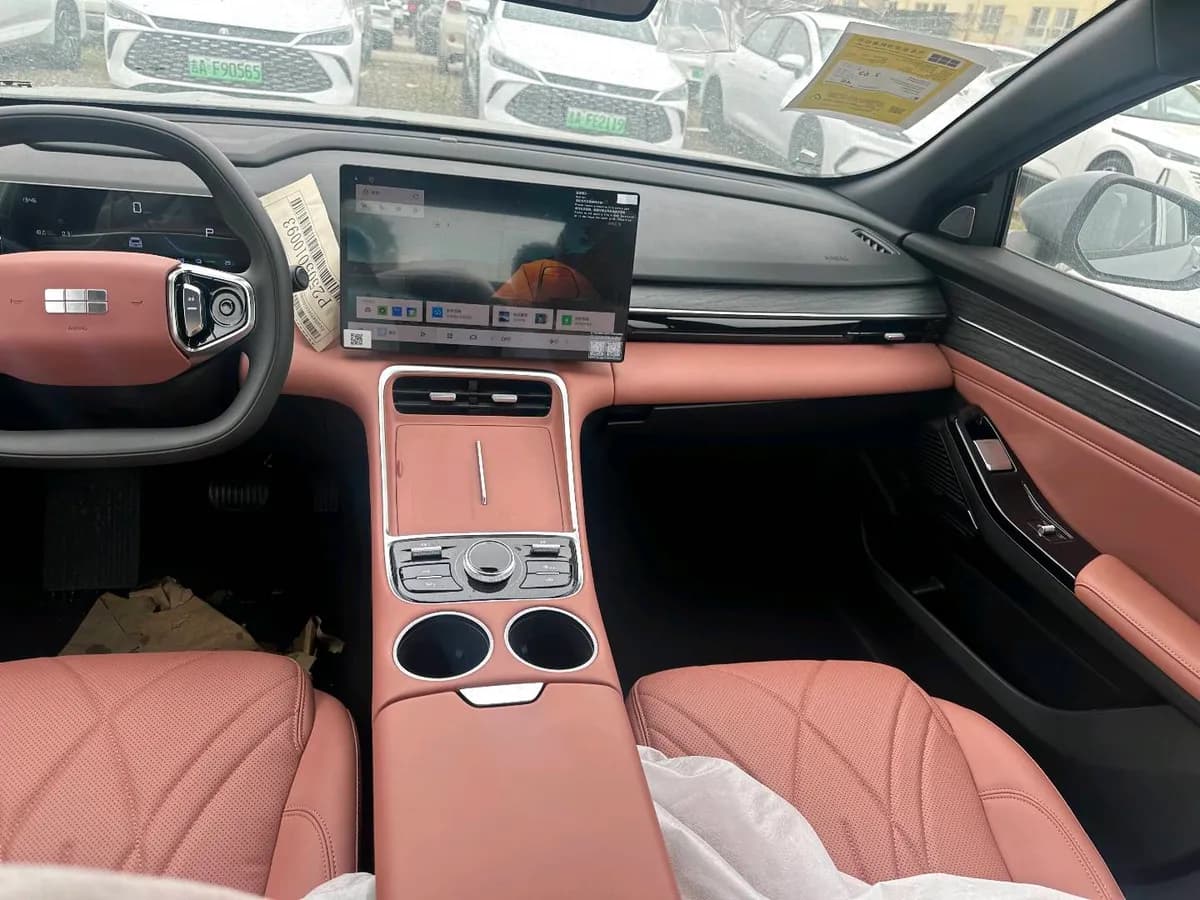 Geely L6 2025 2