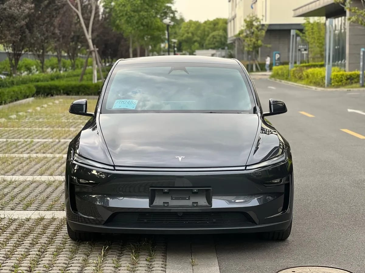 Tesla Model Y 2025