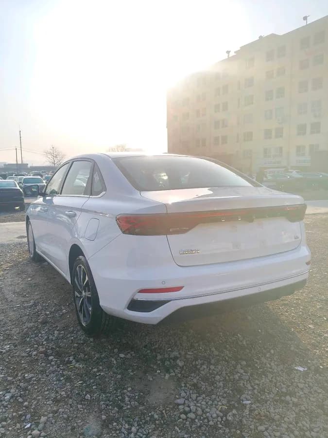 Geely Emgrand 2026 5
