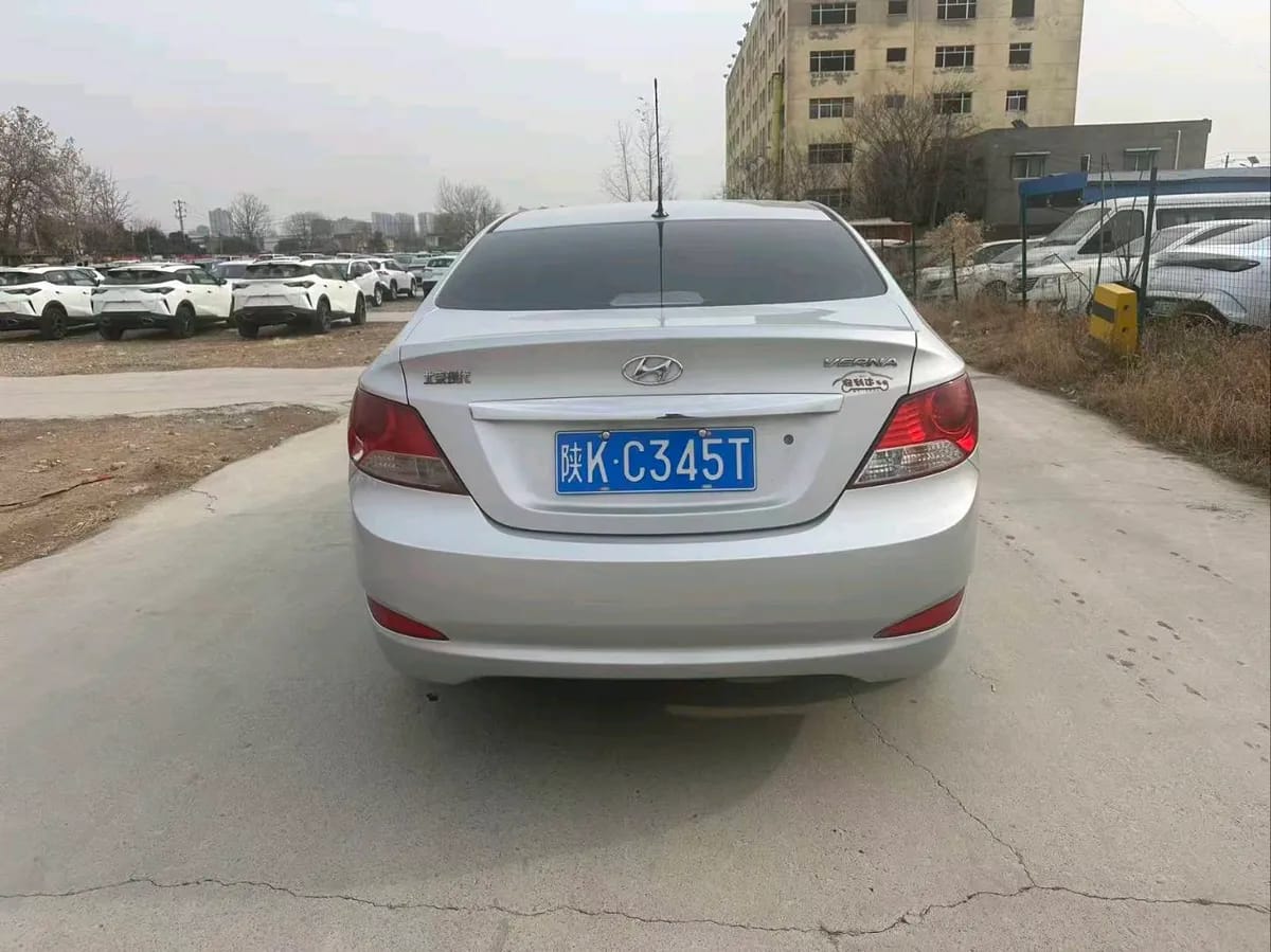 Hyundai Verna 2010 8