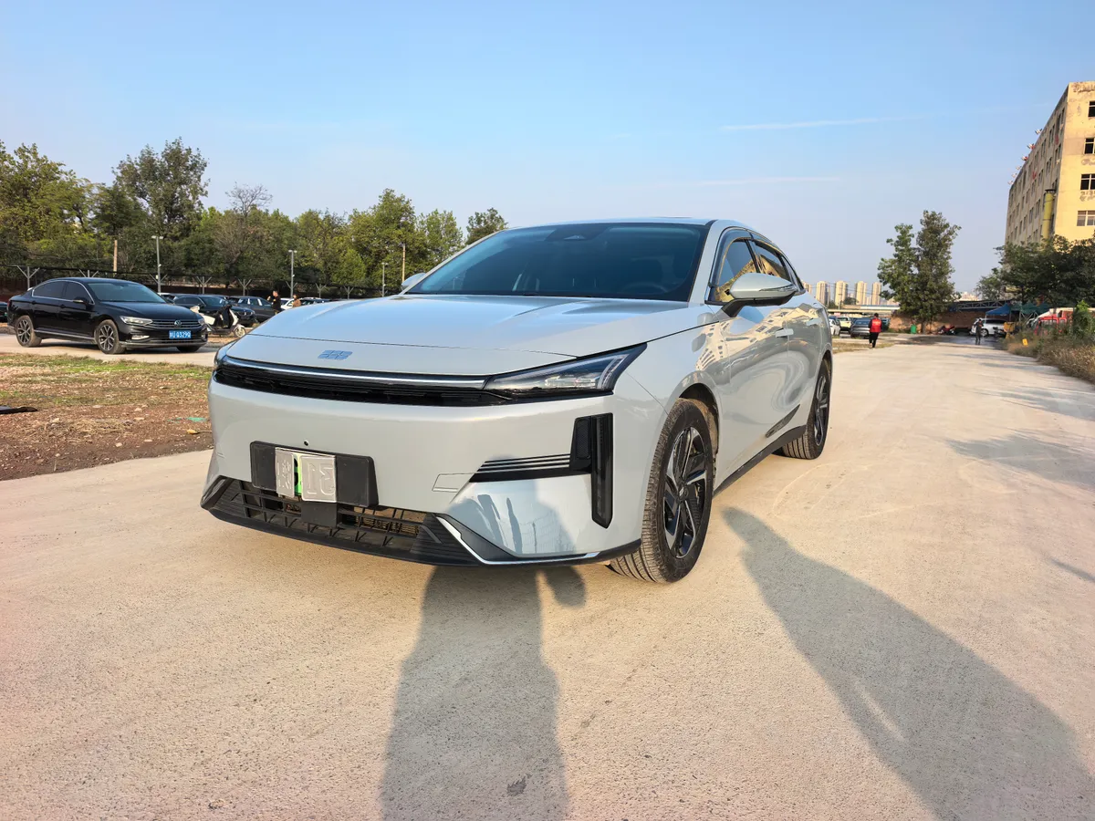 Geely L6 2024 125km PLUS