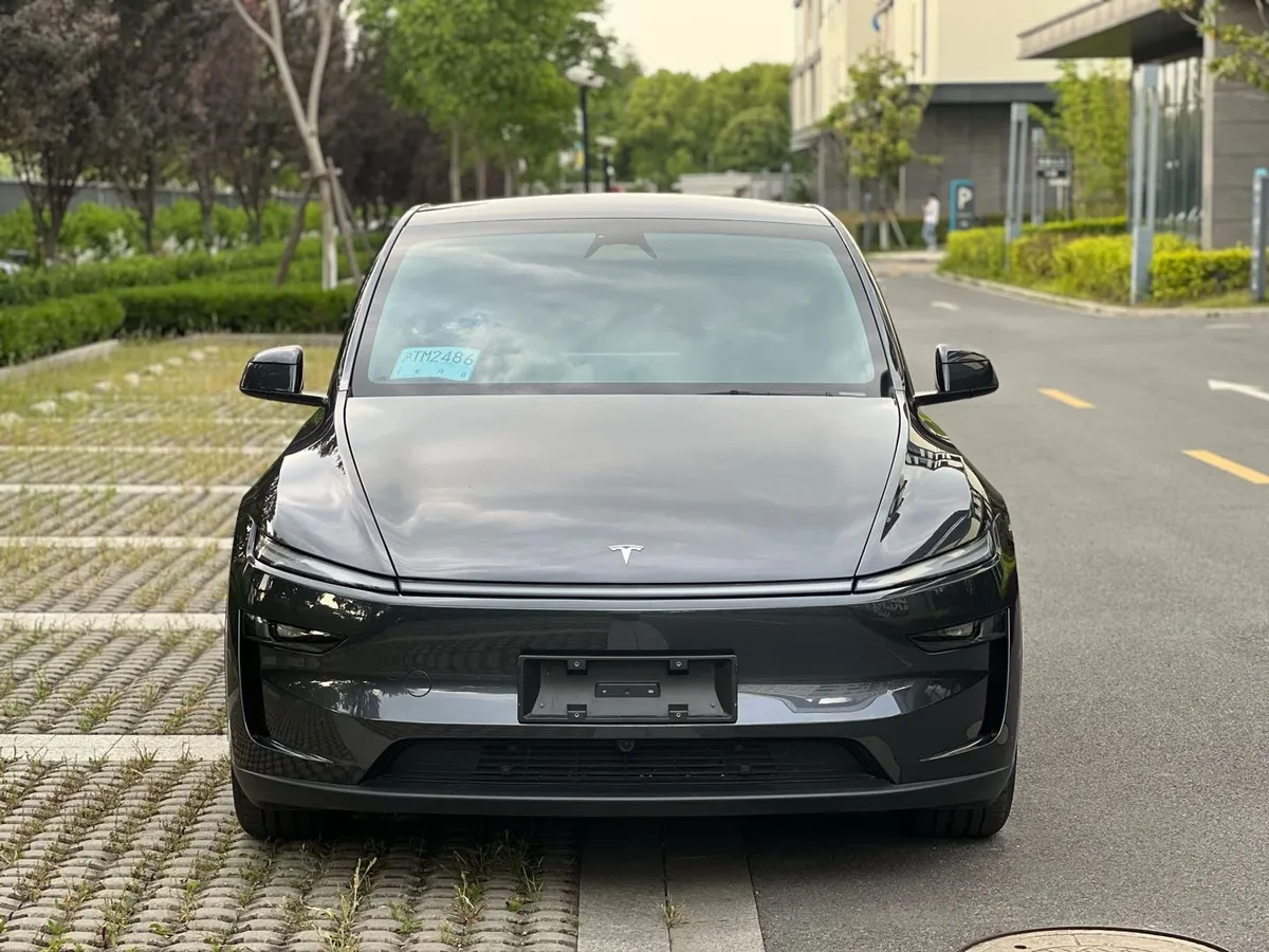Tesla Model Y 2025