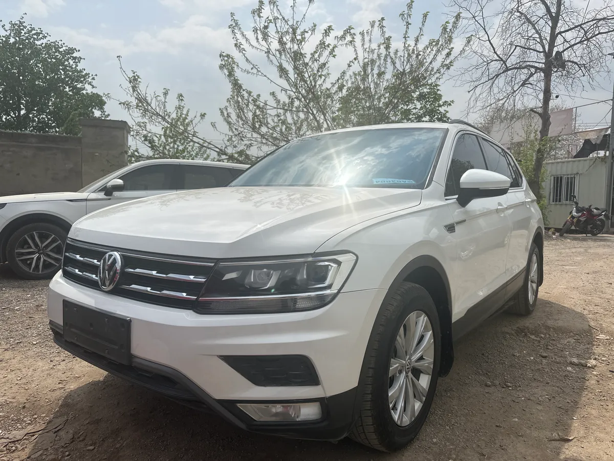 Volkswagen L 2018 330TSI